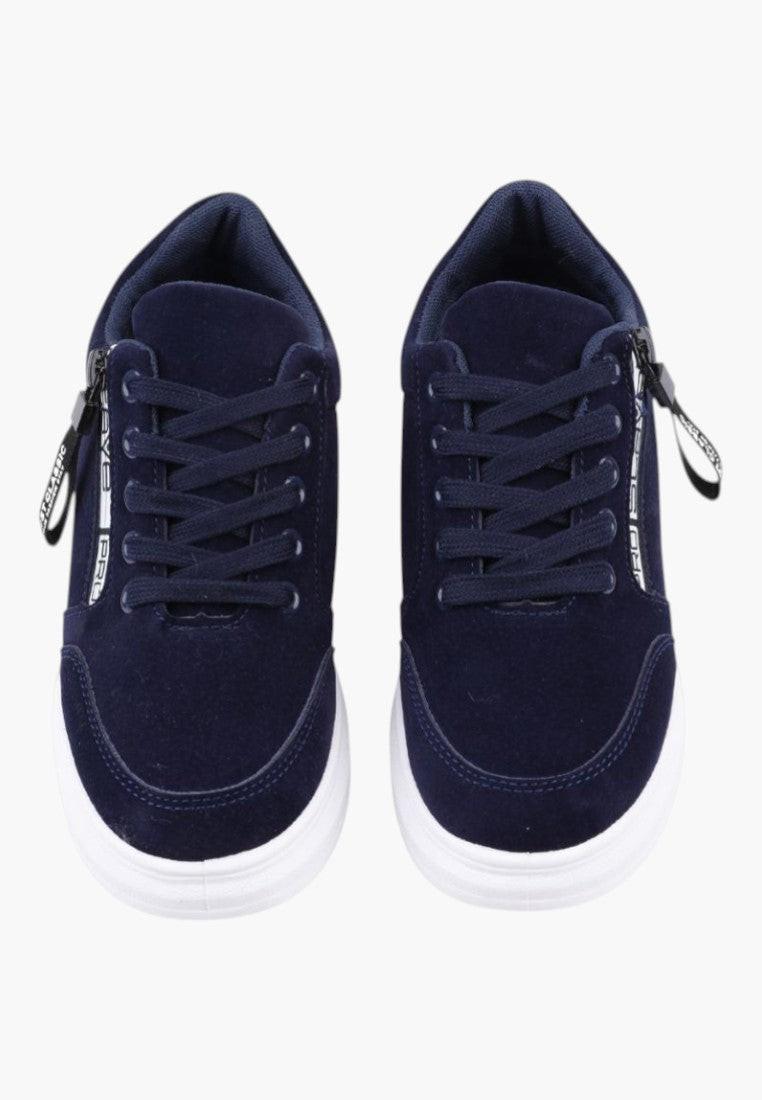 Granatowe sneakersy damskie z miękkiego materiału, zbliżenie na detal.