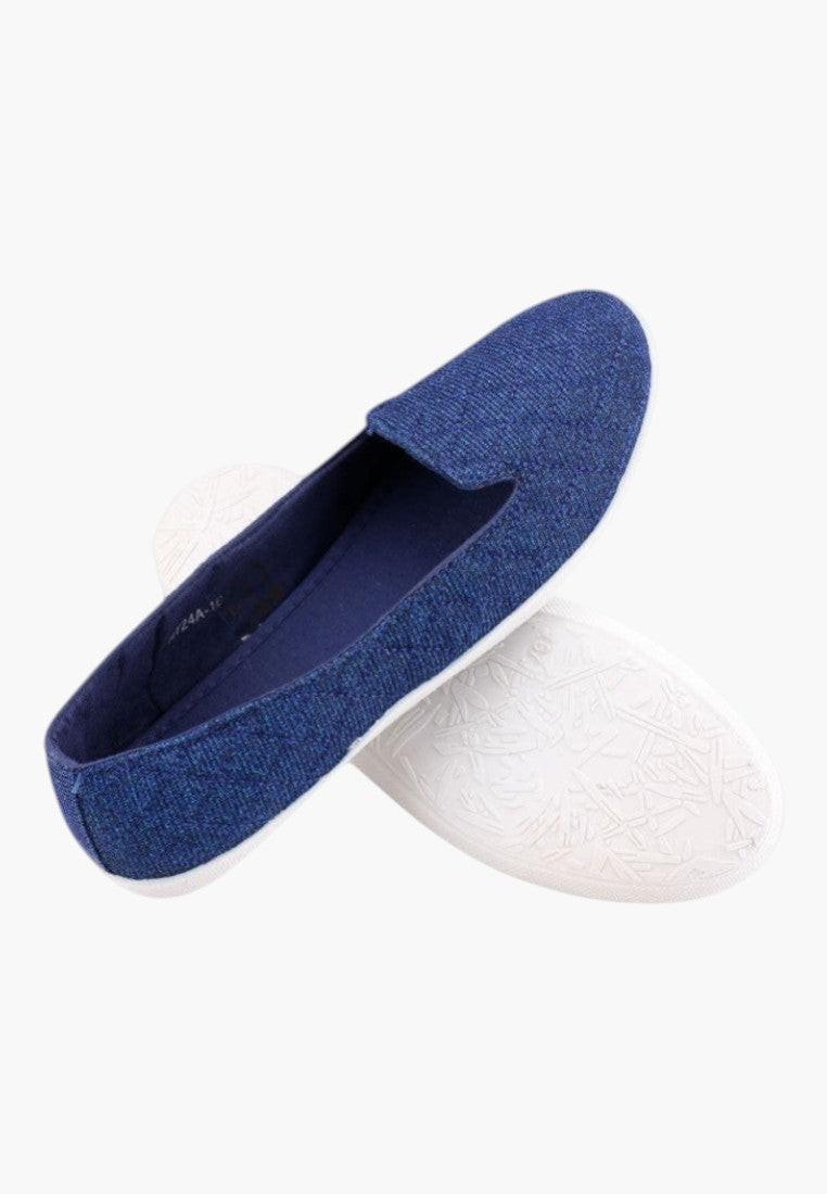 Styl casual granatowych tenisówek damskich z wygodnym dopasowaniem.