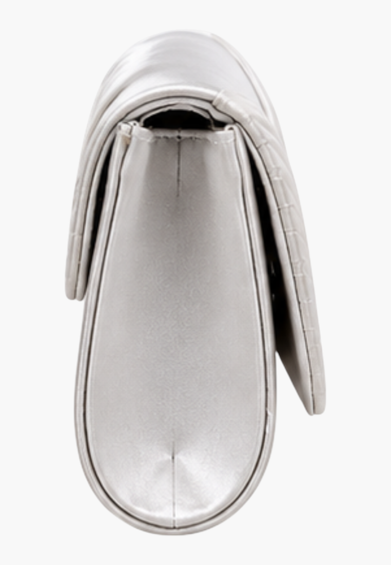 Side view of the srebrnej kopertówki z gładką powierzchnią.