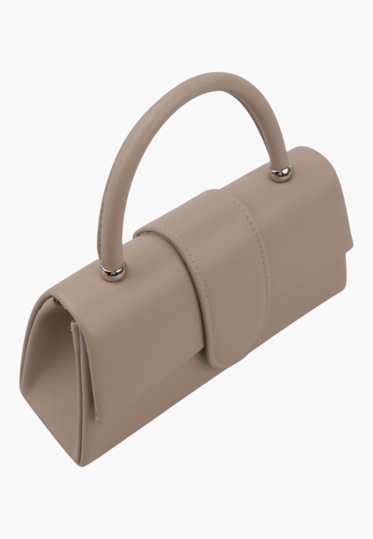 Side view of a beżowa torebka w minimalistycznym stylu na białym tle