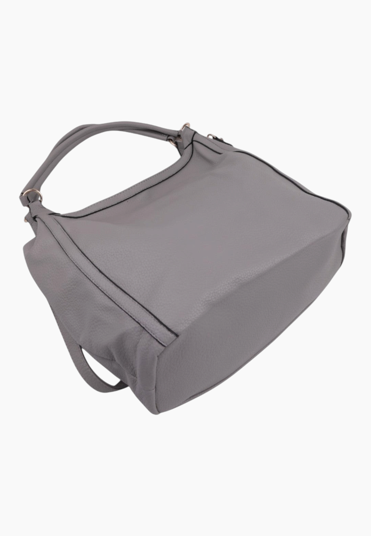 Detail view of the dolnej części szarej torebki shopper z płaskim dnem.