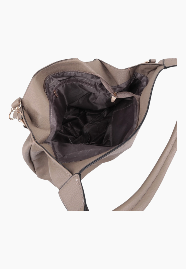Detail view of the wnętrza beżowej torebki shopper z zamkiem i kieszeniami.