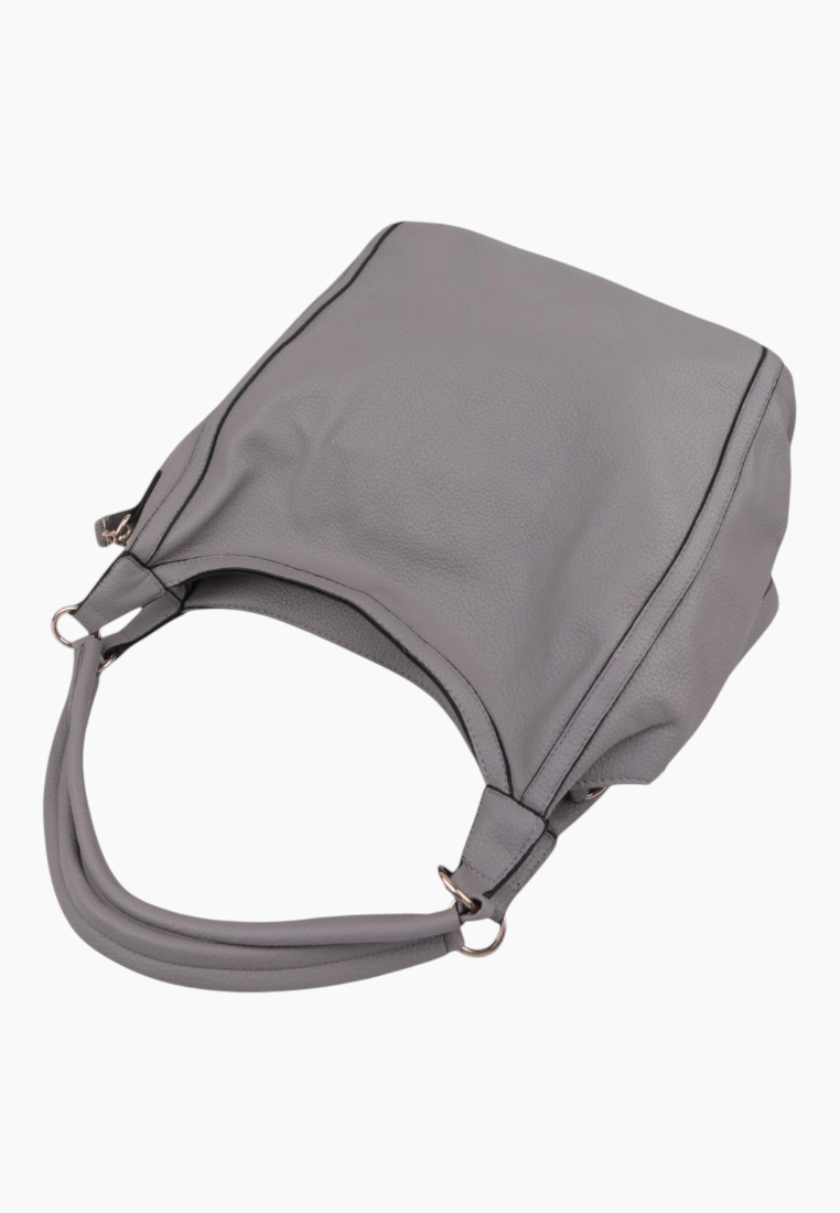 Side view of the szara torebka shopper z długim paskiem i zaokrąglonym kształtem.