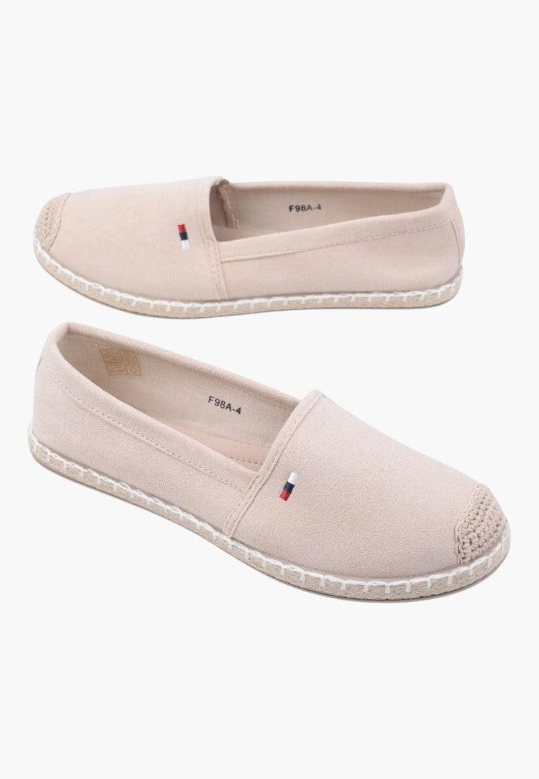 Jasno-beżowe espadryle damskie z detalem logo, widok z boku na białym tle.