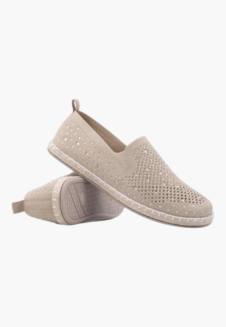 Jasno beżowe espadryle damskie, widok z boku, z teksturowanym materiałem.