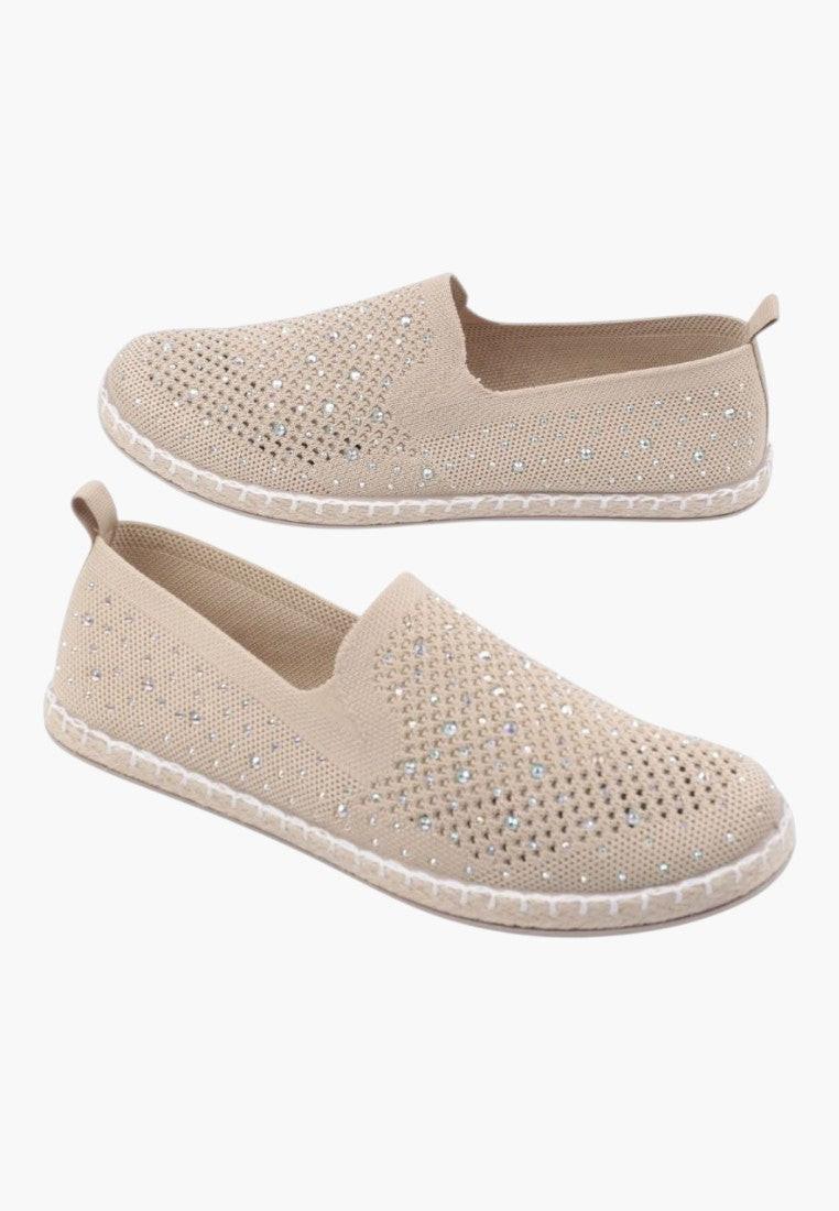Jasno beżowe espadryle damskie, widok z boku, z teksturowanym wierzchem.