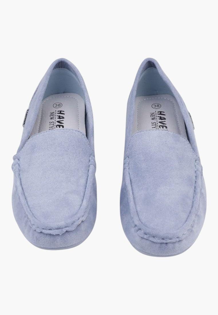 Jasno niebieskie mokasyny damskie wsuwane w stylu casual na białym tle