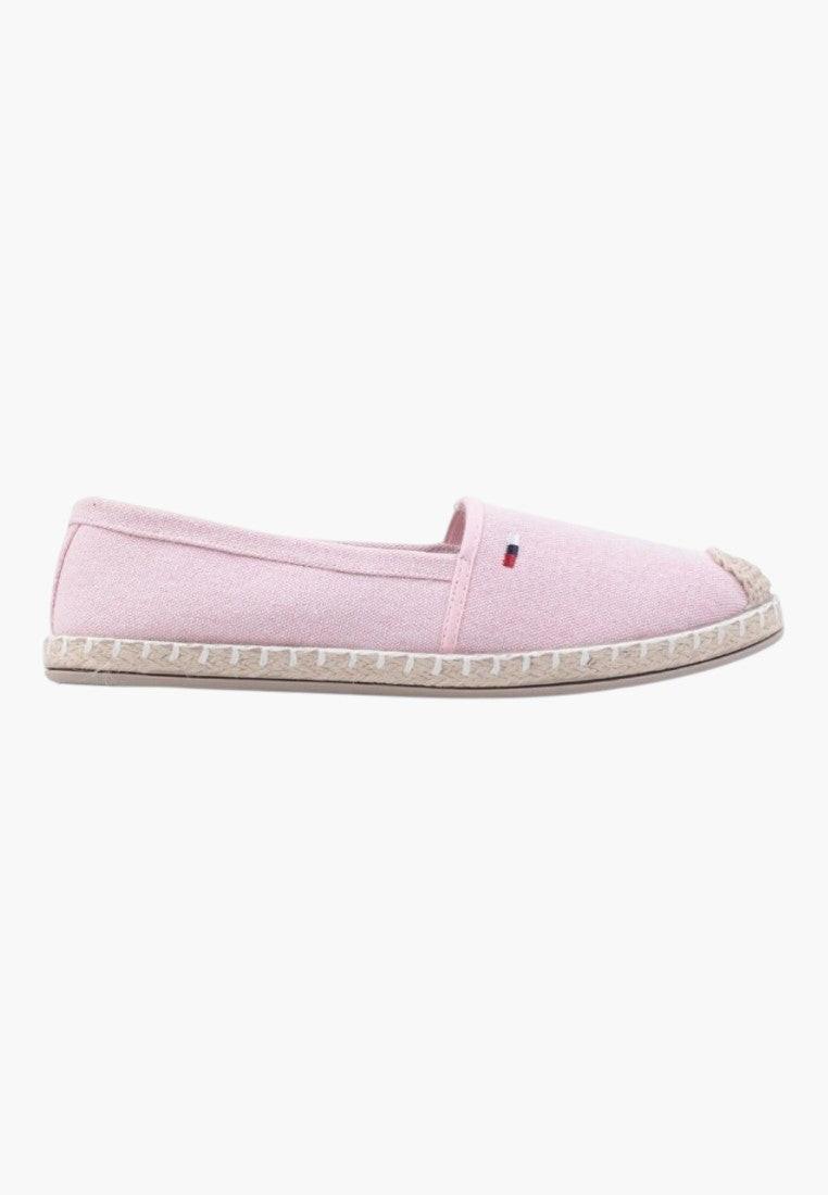 Jasno różowe espadryle damskie z boku, na płaskiej podeszwie.