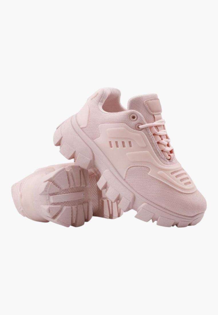 Stylowe jasnoróżowe sneakersy damskie w stylu lifestyle na białym tle.