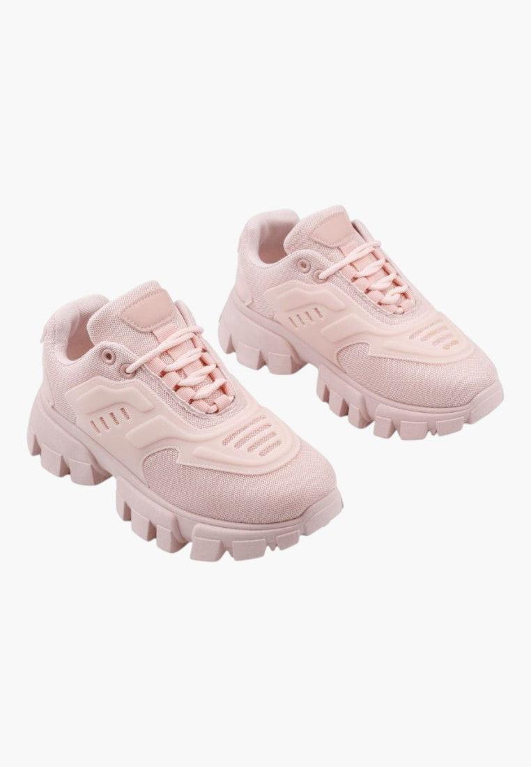 Przód jasnoróżowych sneakersów damskich z siateczkową cholewką.