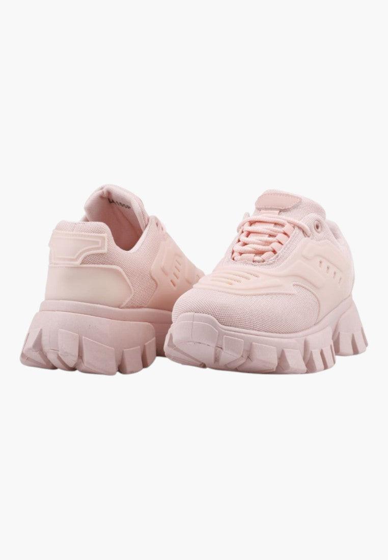 Przód jasnoróżowych sneakersów damskich z grubą podeszwą i sznurowaniem.