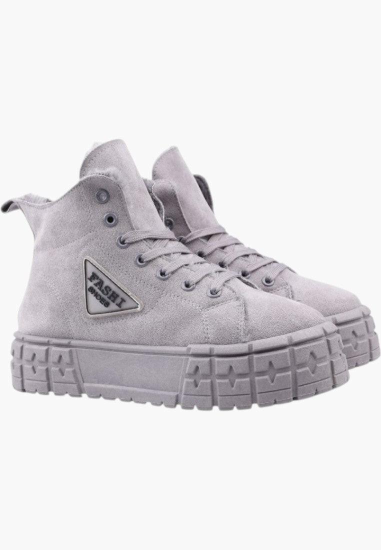 Jasno szare ocieplane sneakersy damskie z boku, z wysokim designem i sznurowanym zapięciem.