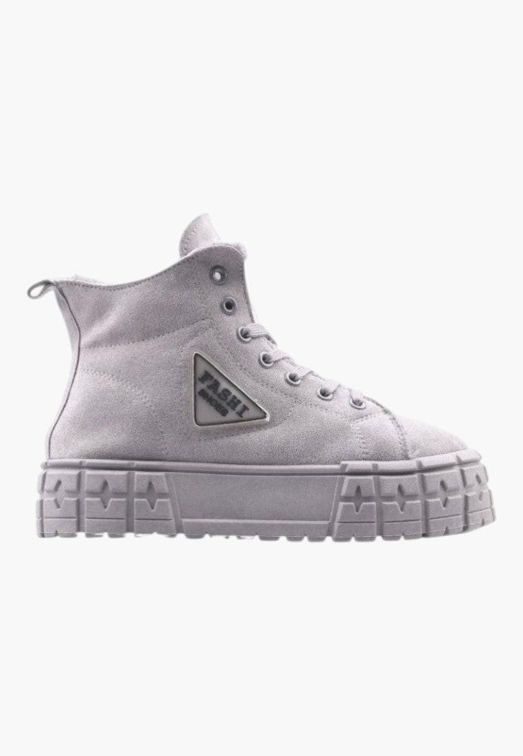Jasno szare ocieplane sneakersy damskie z boku, z wysokim designem i sznurowanym zapięciem.
