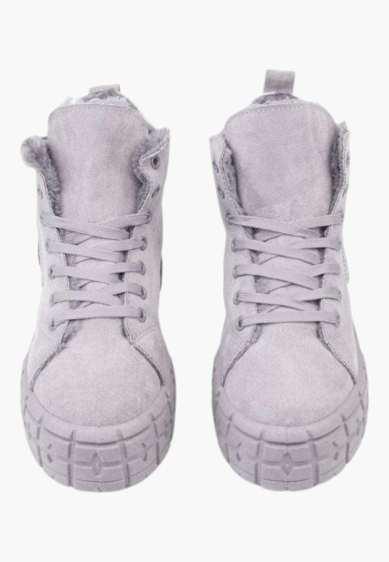 Jasno szare ocieplane sneakersy damskie z boku, z wysokim designem i sznurowanym zapięciem.