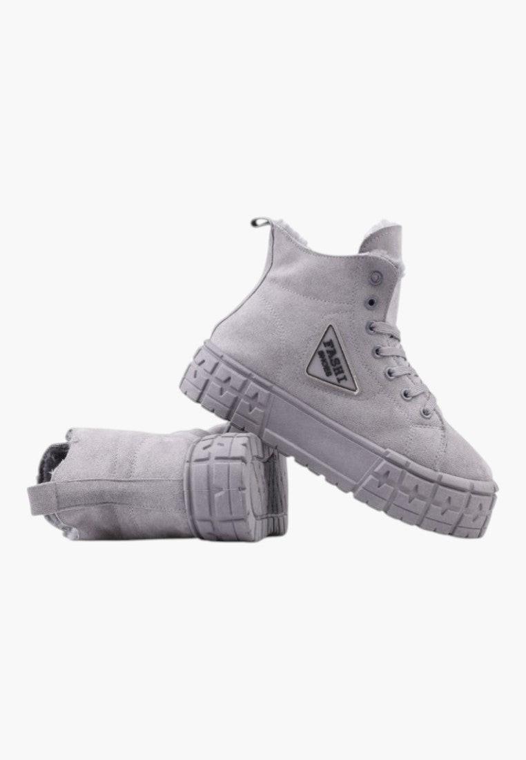 Jasno szare ocieplane sneakersy damskie z boku, z logo na cholewce.