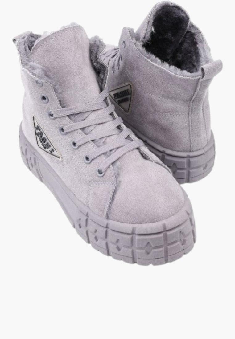 Zbliżenie na jasno szare ocieplane sneakersy damskie, szczegóły designu.
