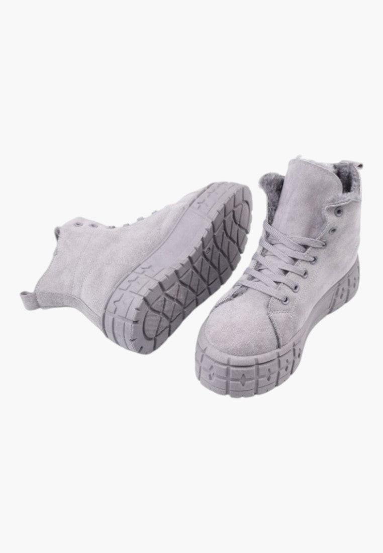 Jasno szare ocieplane sneakersy damskie z przodu, z wysokim designem i sznurowanym zapięciem.