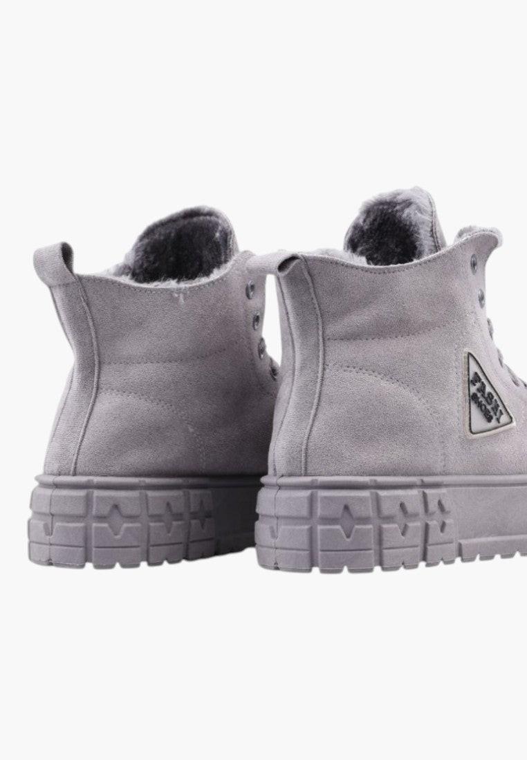 Jasno szare ocieplane sneakersy damskie z tyłu, z teksturowaną podeszwą.