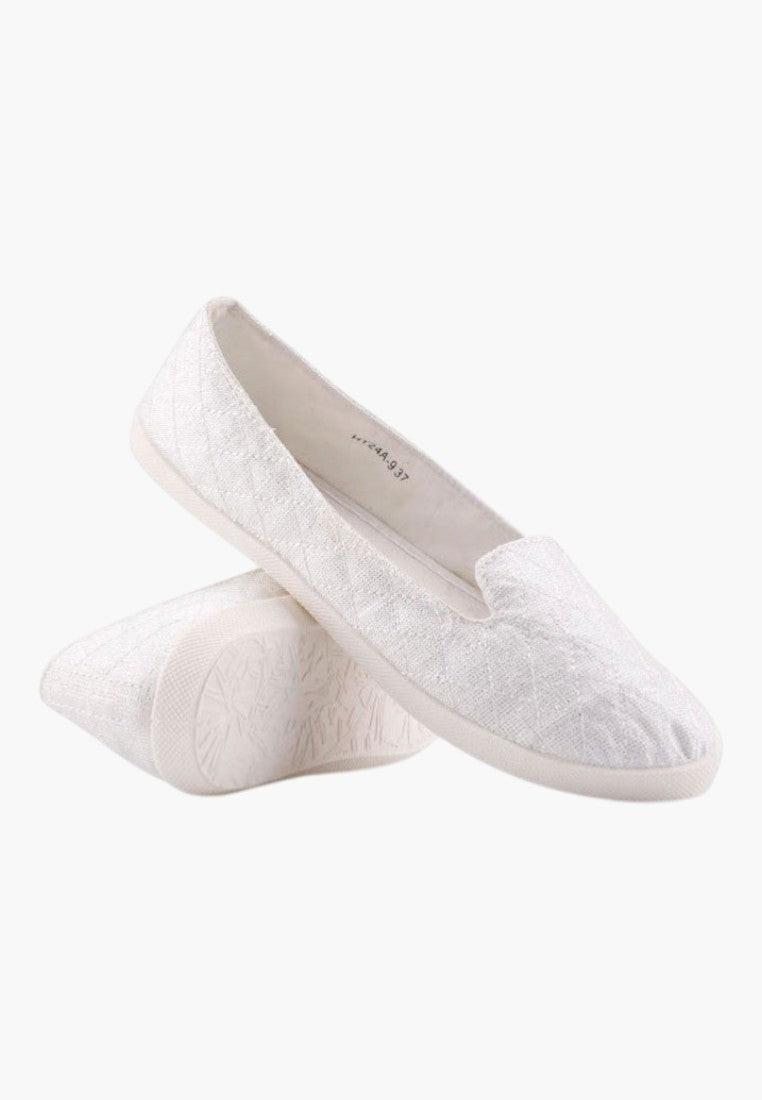 Jasno szare tenisówki damskie w stylu casual, widok lifestyle.