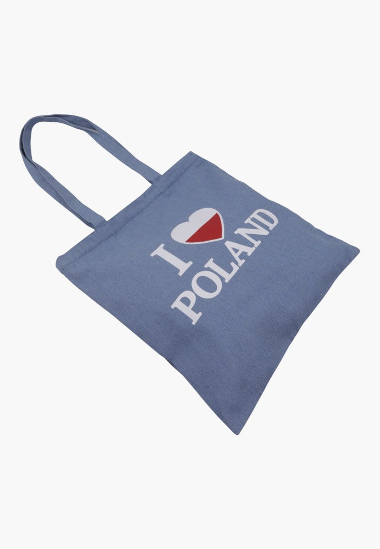 Torebka shopper w jeansowym wydaniu, zbliżenie na detal, niebieska, z napisem I love Poland.