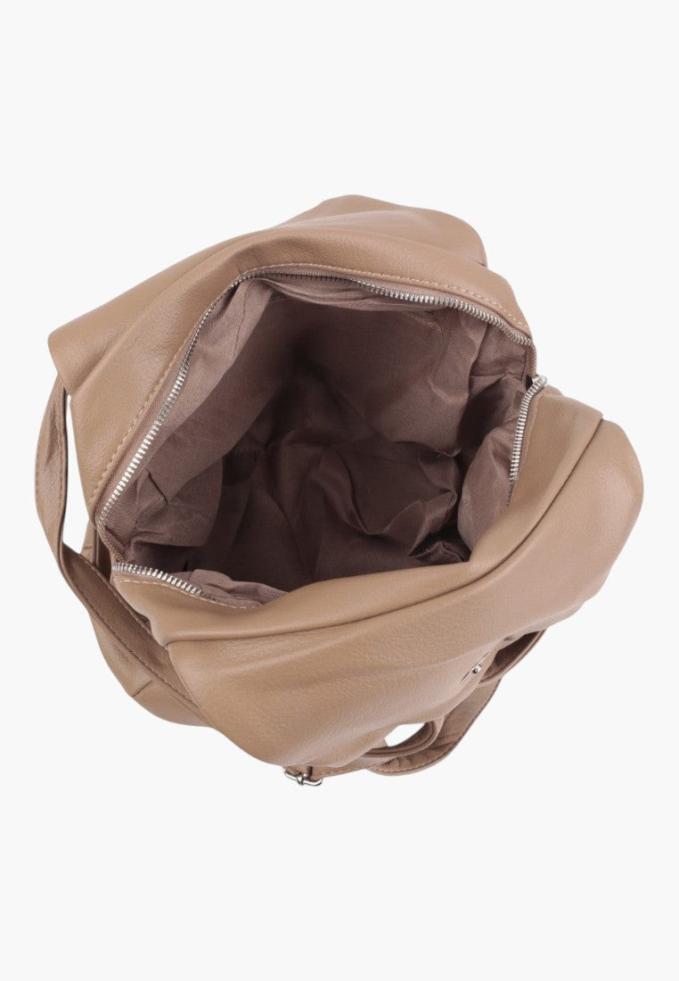 Khaki plecak damski z ekoskóry, otwarty zamek, z brązowym wnętrzem.