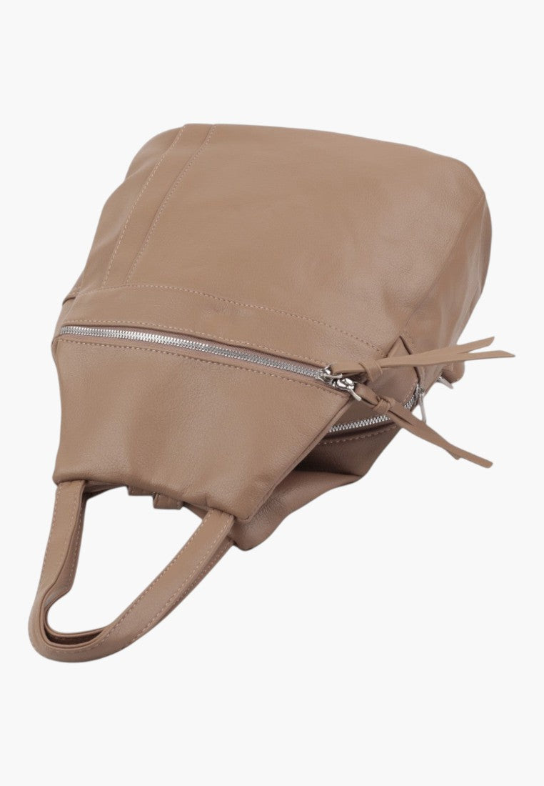 Khaki plecak damski z ekoskóry, widok z tyłu, z eleganckim designem.