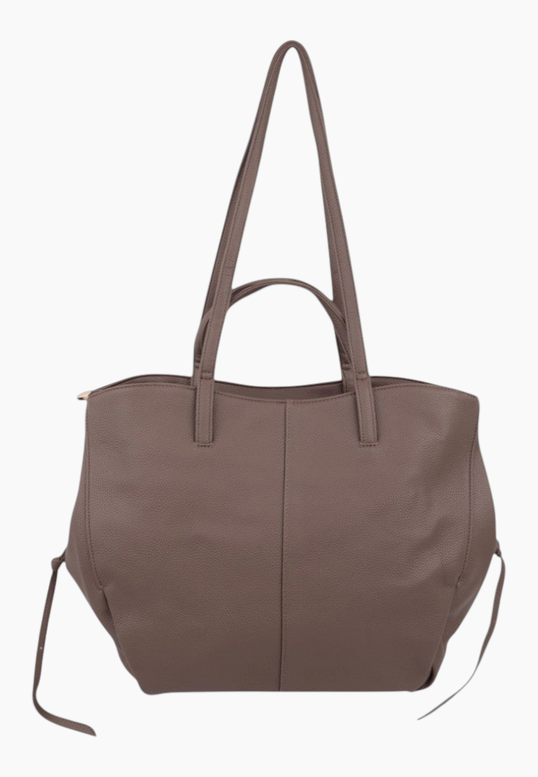 Widok z przodu brązowej torebki typu shopper z dwoma uchwytami na białym tle.
