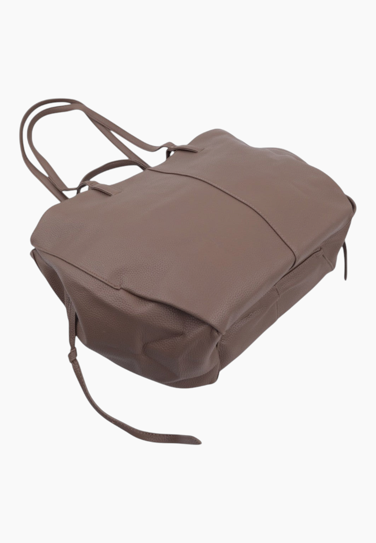 Widok z tyłu brązowej torebki typu shopper z dwoma uchwytami na białym tle.