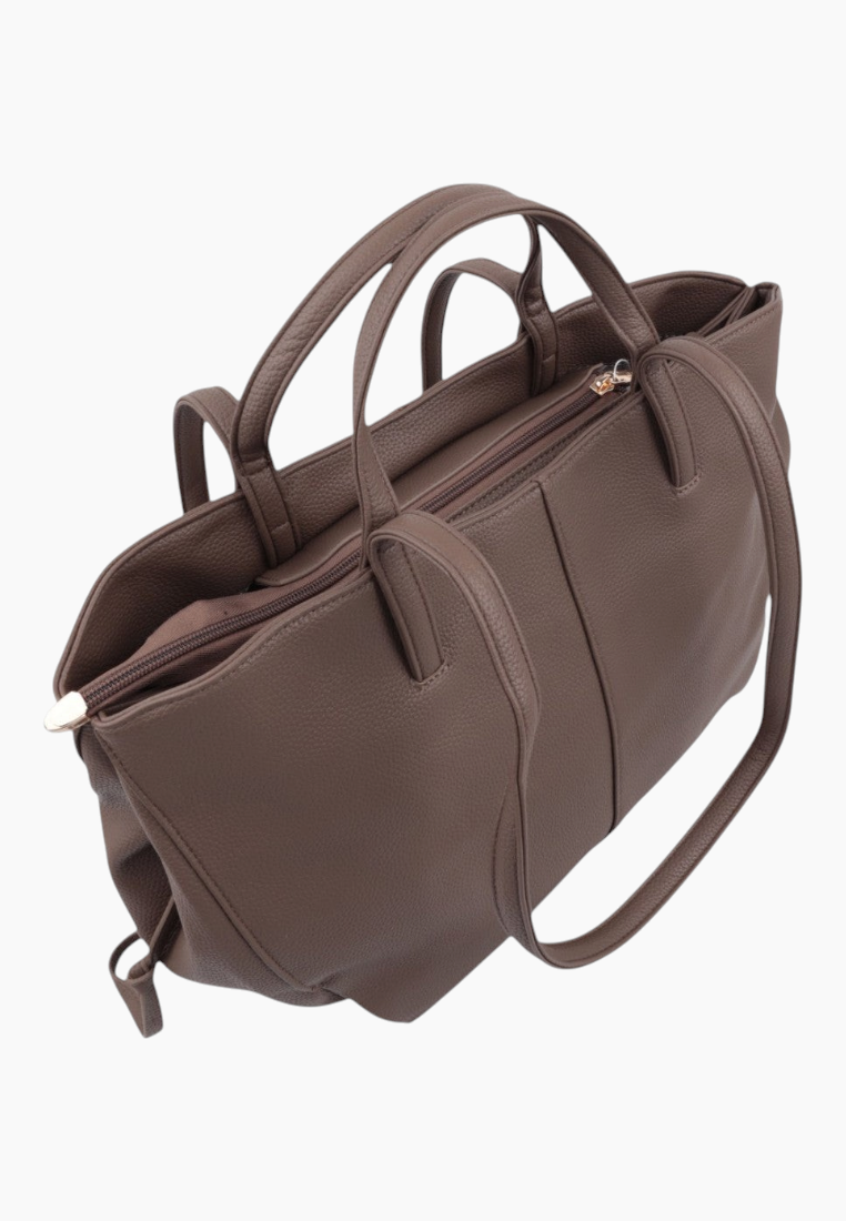 Zbliżenie na detale brązowej torebki typu shopper z dwoma uchwytami na białym tle.