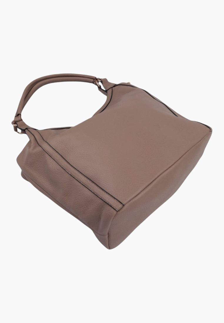 Detail view of the brązowa torebka shopper, widok od dołu z paskiem na ramię.