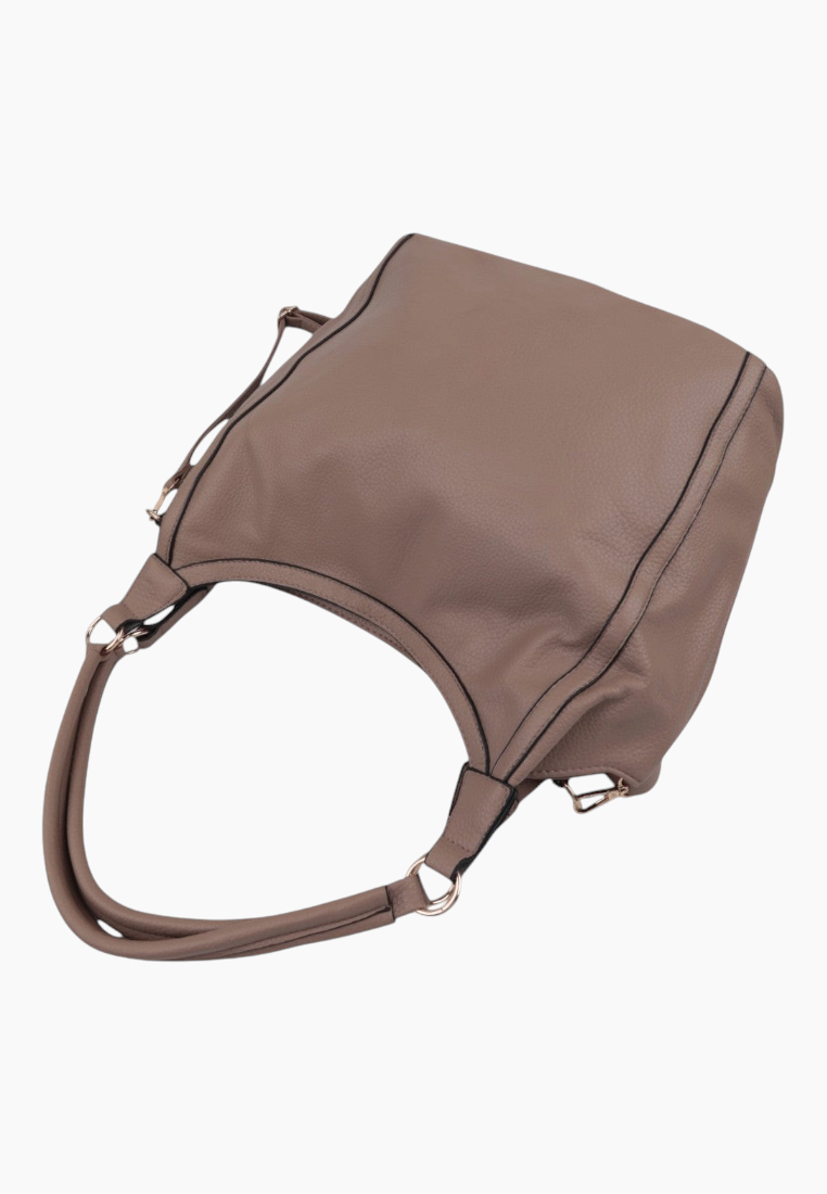 Side view of the brązowa torebka shopper z zamkiem i paskiem na ramię.