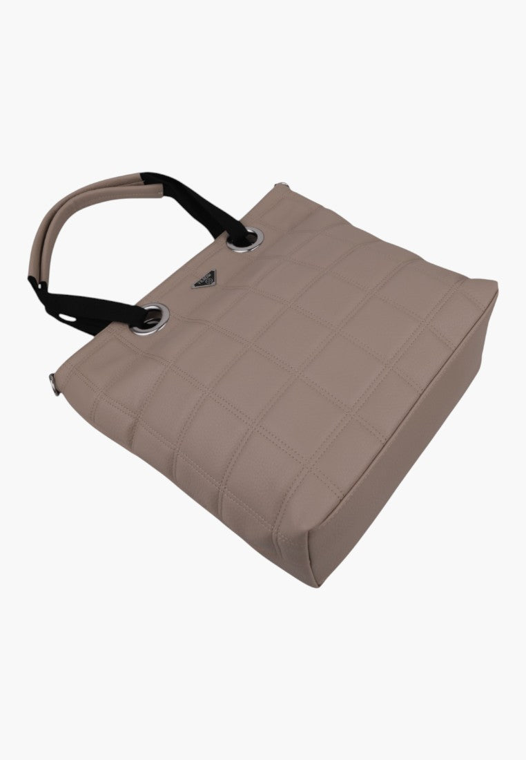 Zbliżenie na khaki torebkę, widok na pikowany design i detal logo.