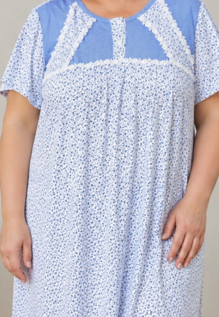 Koszula nocna plus size w jasnoniebieskim kolorze z krótkim rękawem.