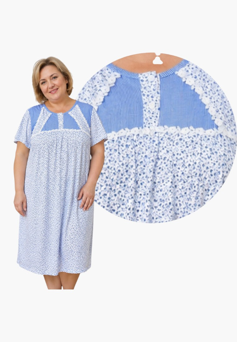 Koszula nocna plus size w jasnoniebieskim kolorze z krótkim rękawem na białym tle.