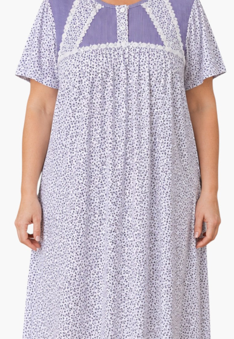 Koszula nocna plus size z detalami, plisowany design, okrągły dekolt, widok z bliska.