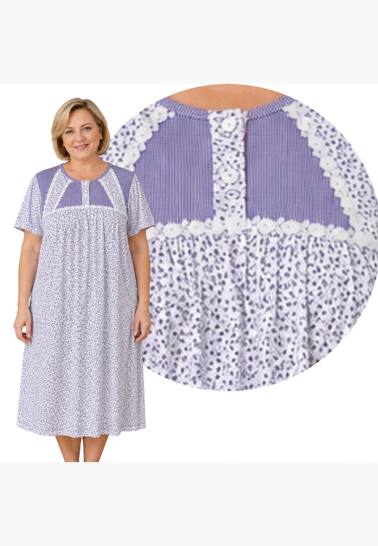 Koszula nocna plus size z detalami, plisowany design, okrągły dekolt, widok z bliska.