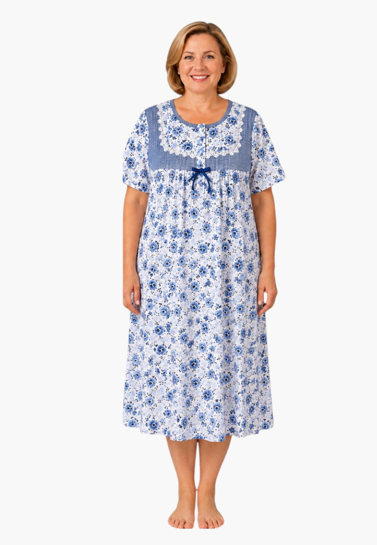 Koszula nocna plus size z niebieskim kwiatowym wzorem, widok z przodu.
