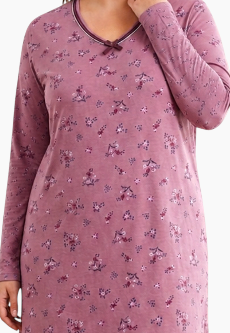 Tył kwiatowej koszuli nocnej z długimi rękawami i dekoltem v-neck.