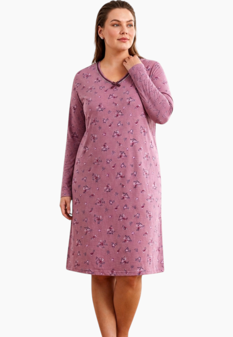 Szczegółowy widok na kwiatowy wzór i dekolt v-neck koszuli nocnej.