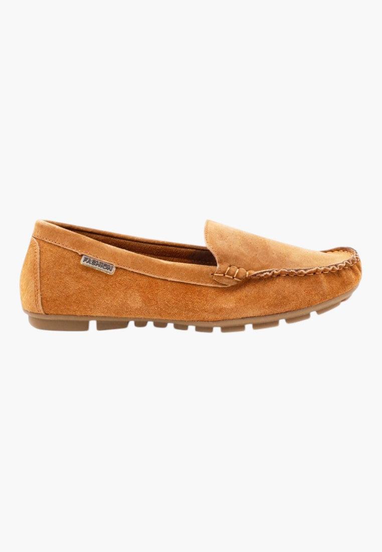 Mokasyny damskie camelowe, widok z boku, wygodne dopasowanie.