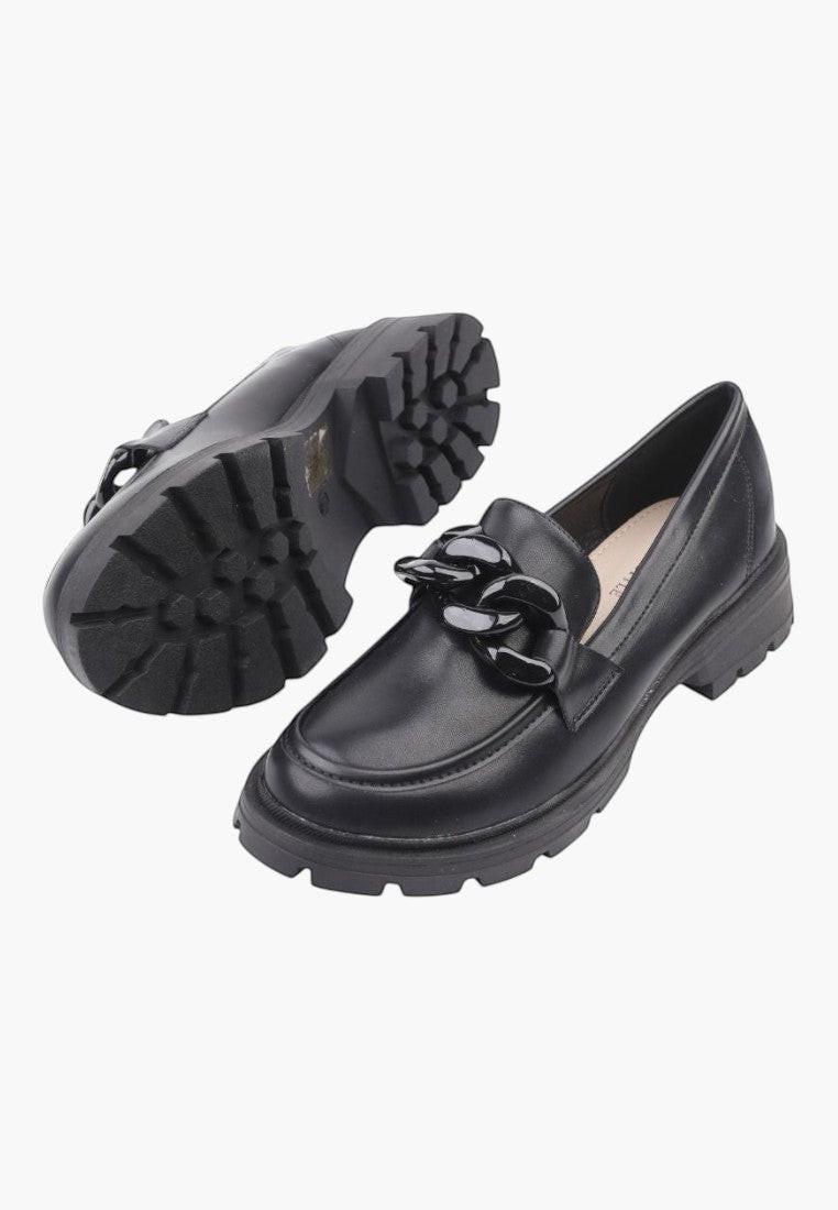 Ogólny widok czarnych mokasynów damskich z chunky sole