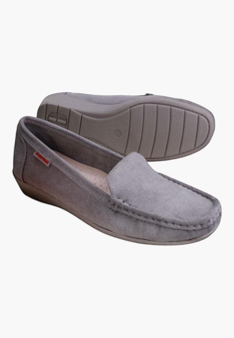 Widok z boku szarych mokasynów damskich, casualowy styl.
