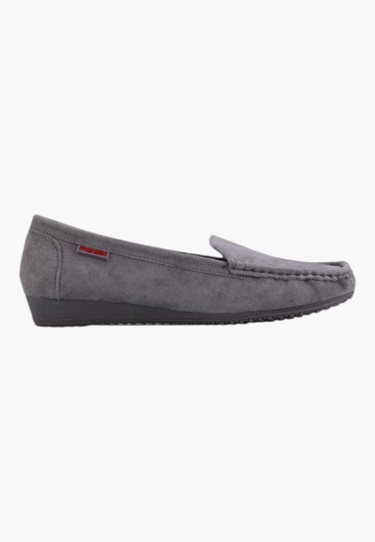 Elegancki design mokasynów damskich szarych, widok z boku.