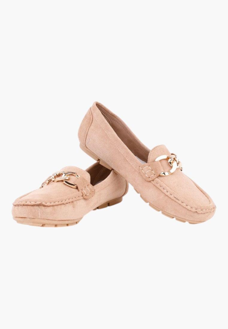 Stylowe beżowe mokasyny damskie z łańcuchem w stylu lifestyle na białym tle