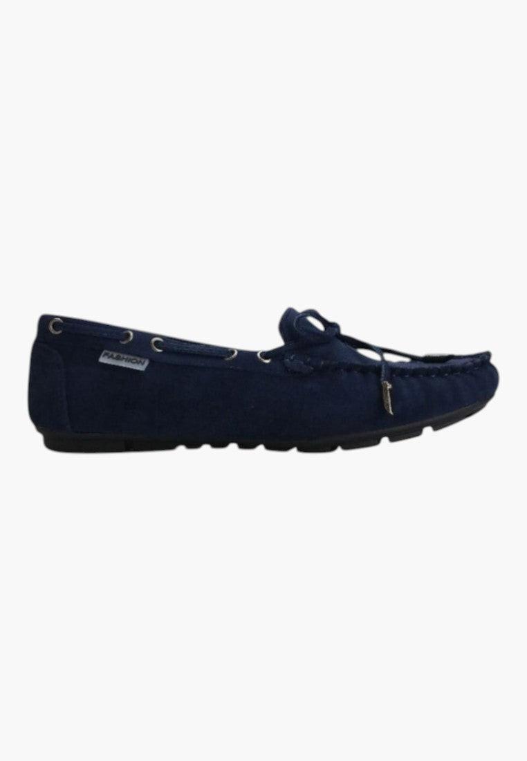 Bokowe ujęcie granatowych mokasynów slip-on z ekozamszu