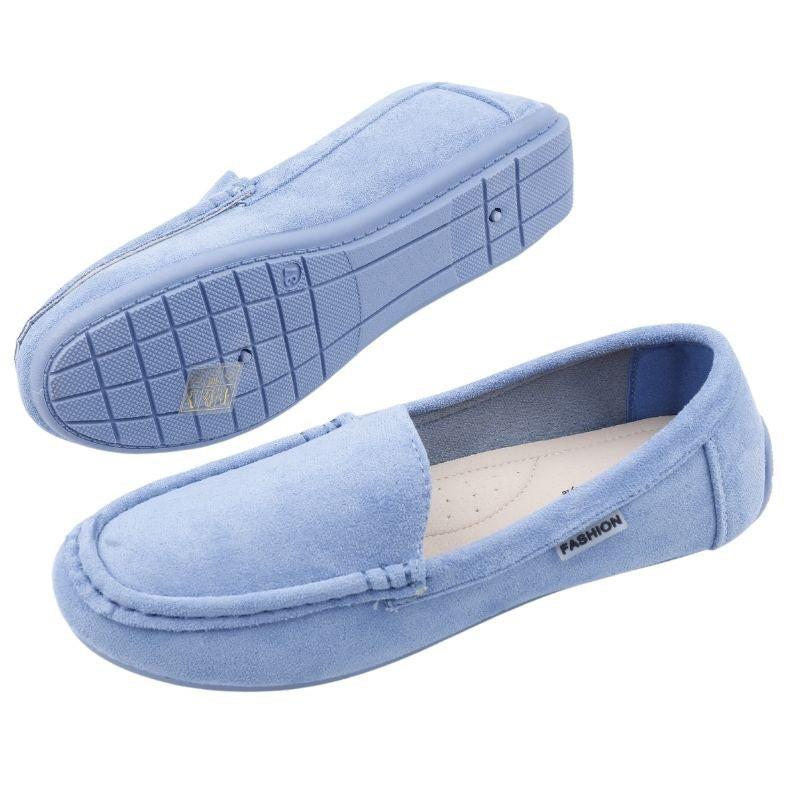 Mokasyny niebieskie zamszowe w stylu casual, widok lifestyle na naturalnym tle.