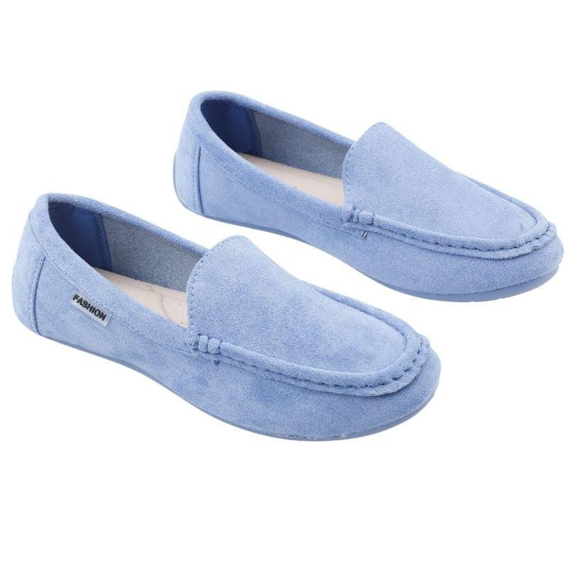 Mokasyny niebieskie zamszowe w stylu casual, widok lifestyle na naturalnym tle.