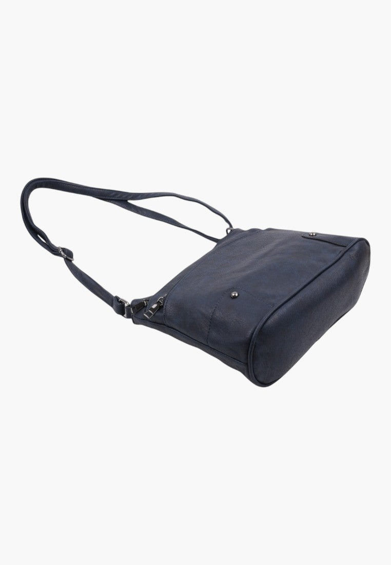 Boczny widok granatowej torebki crossbody z regulowanym paskiem i srebrnymi detalami.
