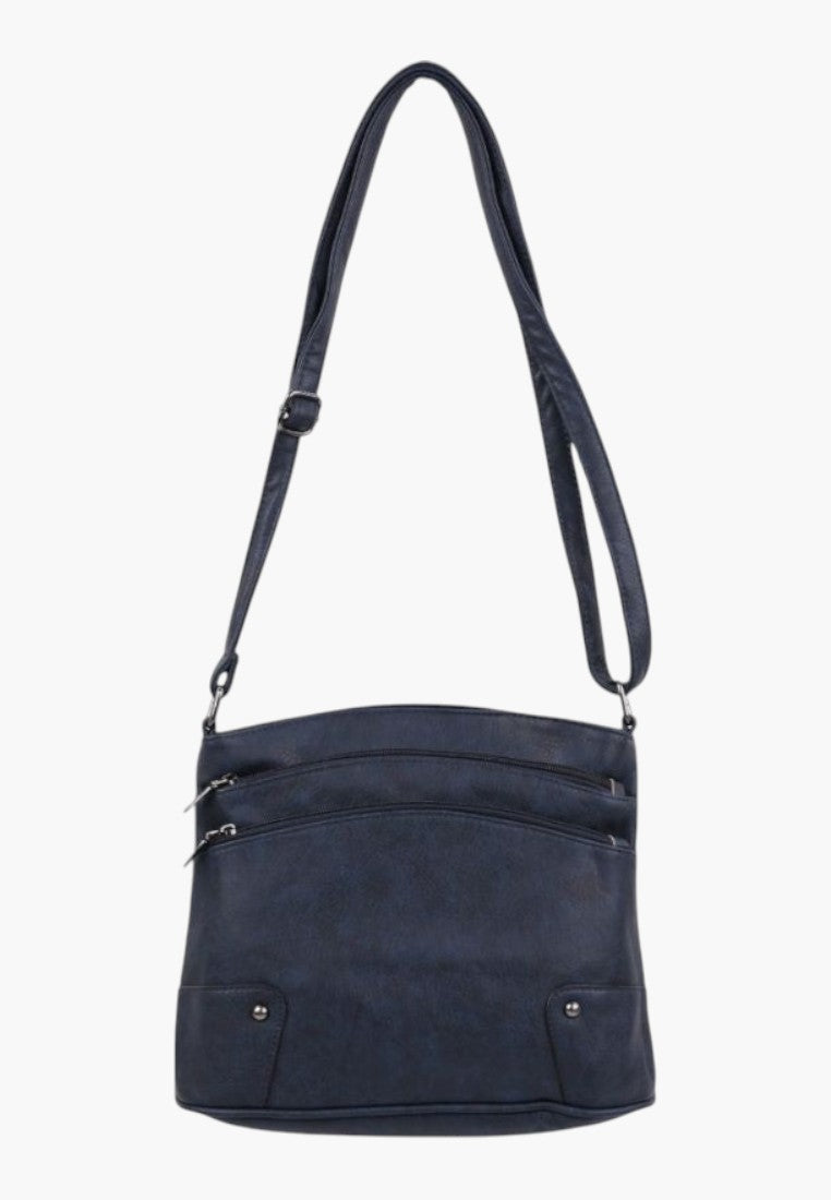 Stylowy widok lifestyle granatowej torebki crossbody z regulowanym paskiem.