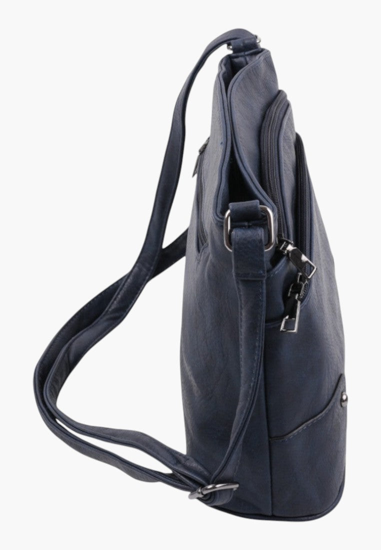 Inny widok granatowej torebki skórzanej crossbody z bocznymi kieszeniami na zamek.